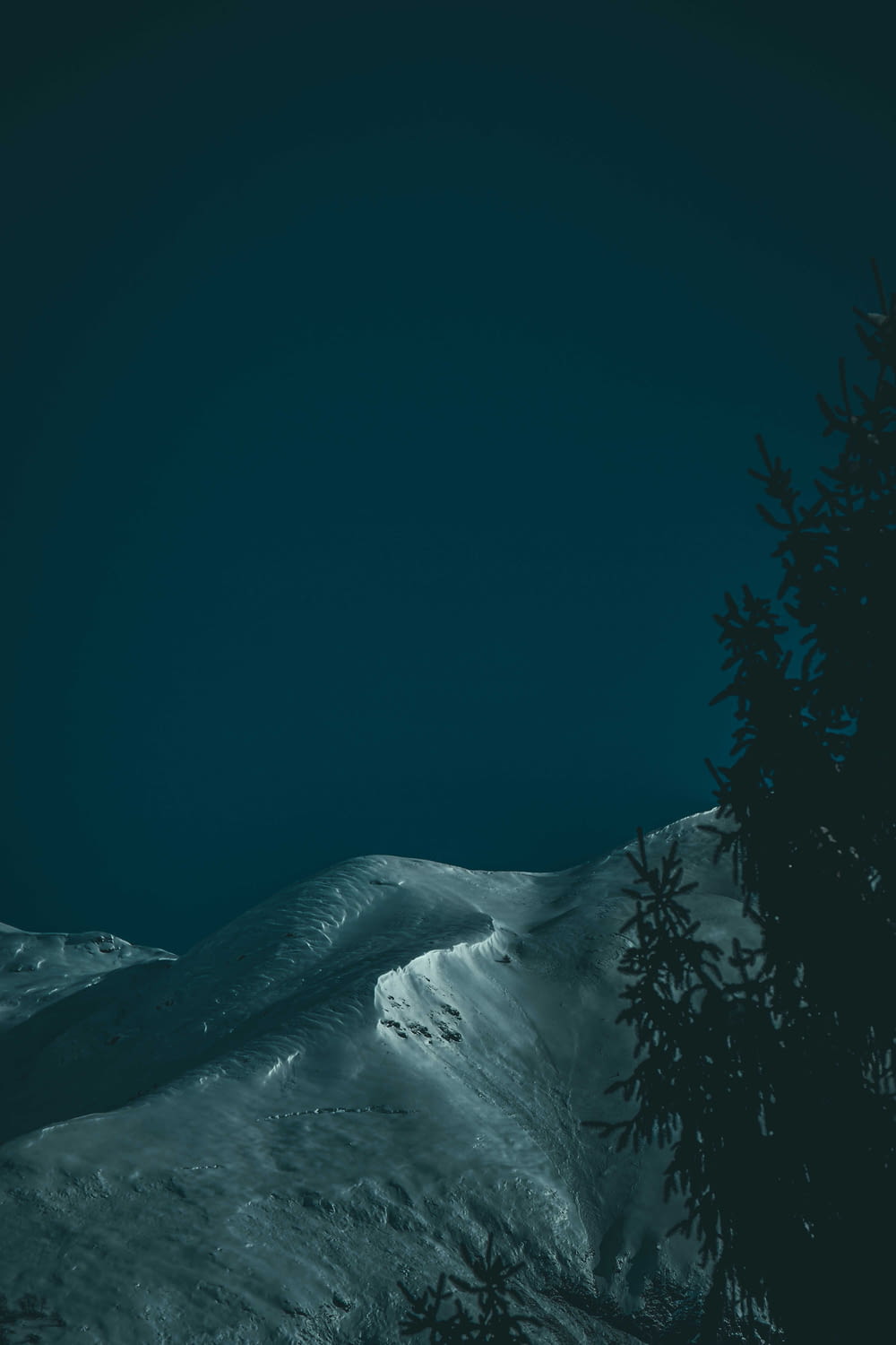 夜間の雪山