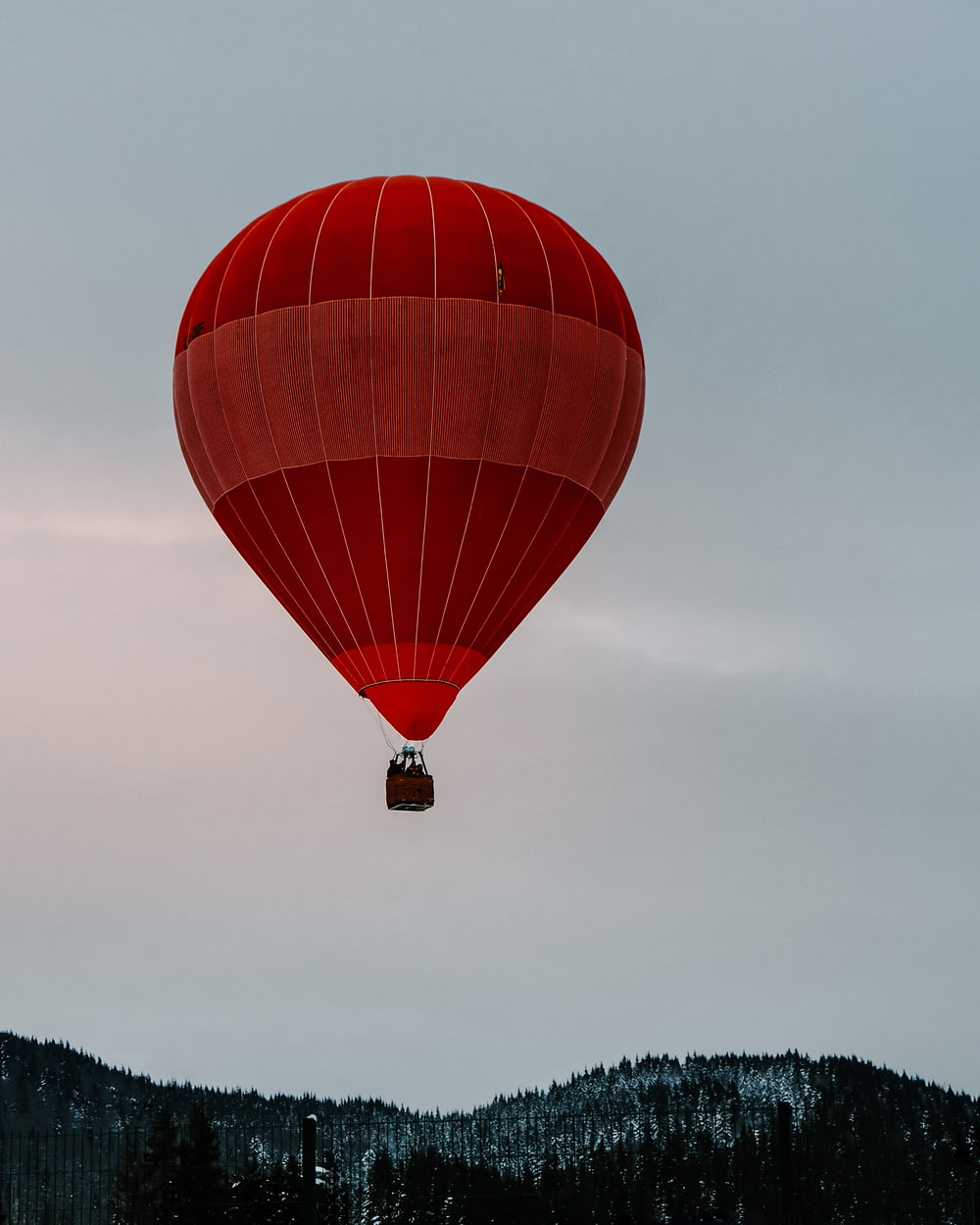 balão de ar quente vermelho no ar durante o dia