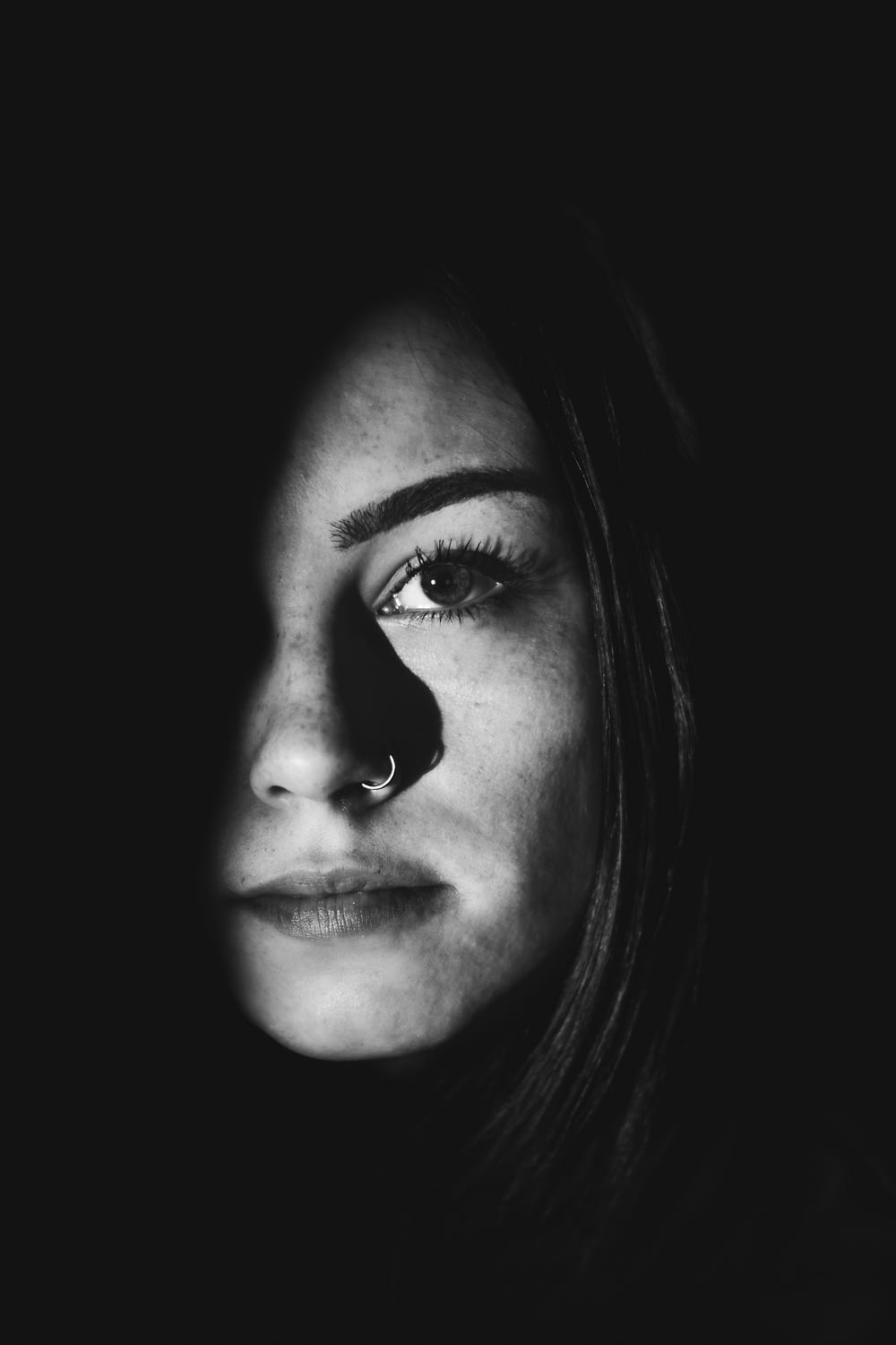foto in scala di grigi del viso della donna