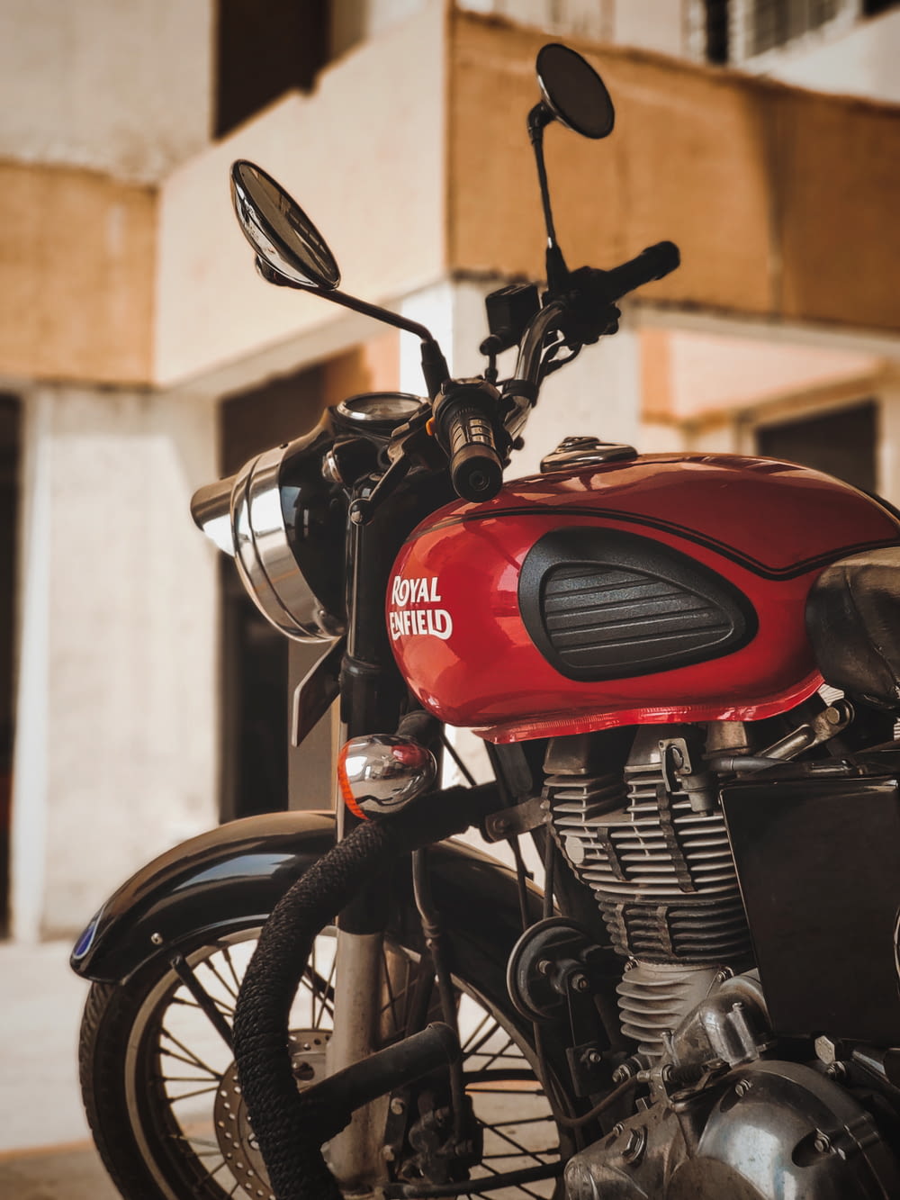 motocicleta roja y negra en fotografía de primer plano