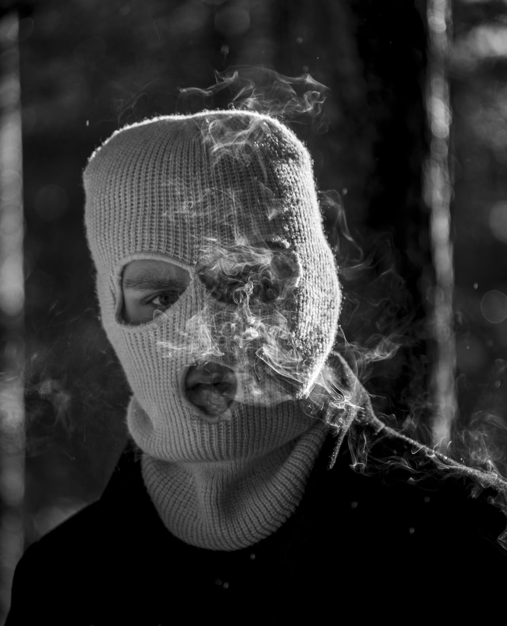Photo en niveaux de gris d’une personne portant un masque