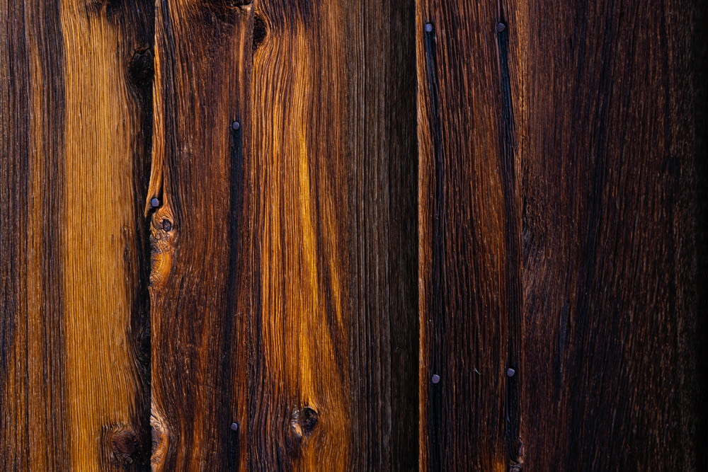 Porte en bois marron avec bouton de porte argenté