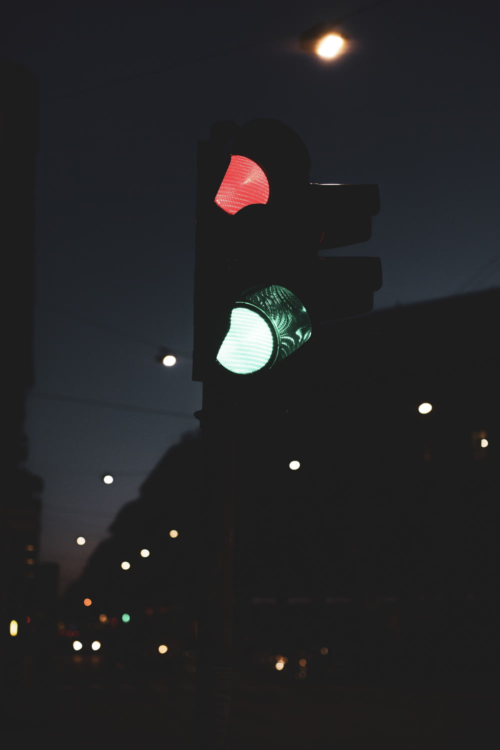 Semáforo verde durante la noche