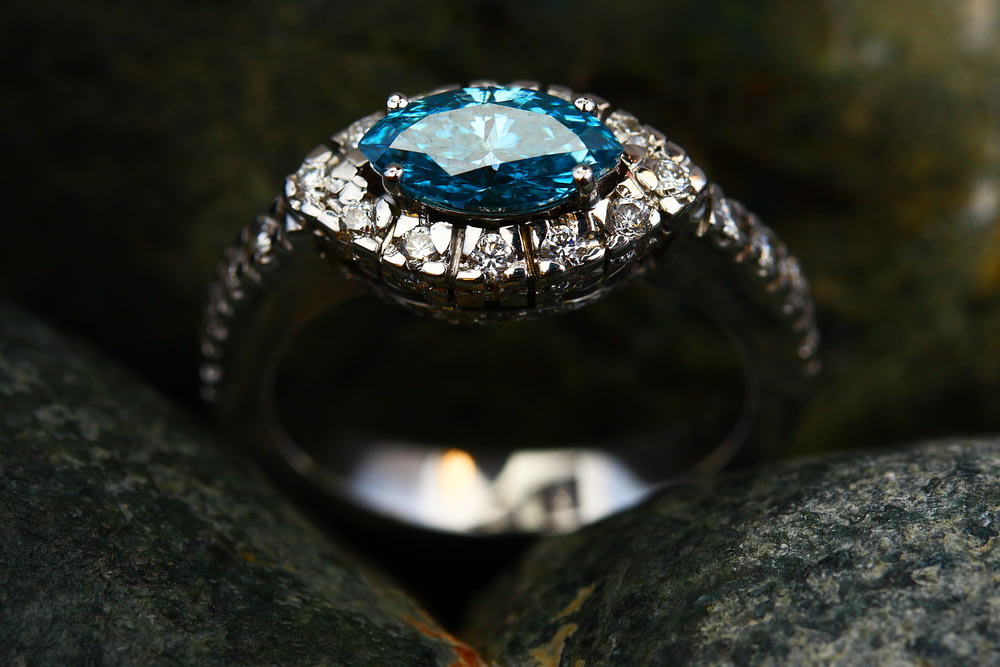 anello con diamante in argento su pietra grigia