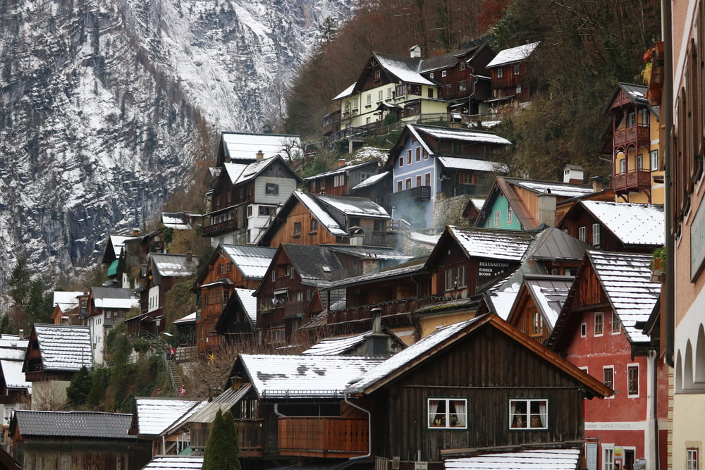 Braune und weiße Häuser in der Nähe von Bergen tagsüber