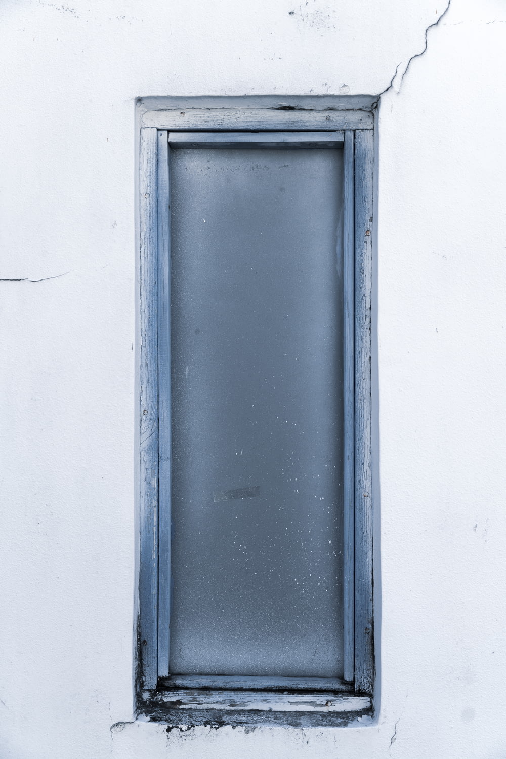 흰 벽에 파란 나무로 되는 창틀