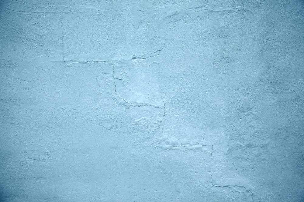 昼間は青く塗られたコンクリートの壁