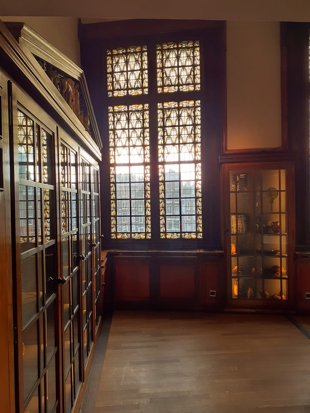 braune Glasfenster mit Holzrahmen