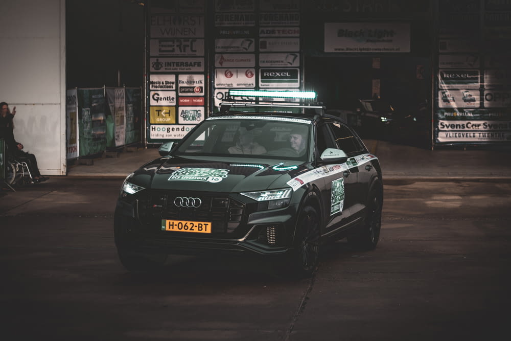 Audi R 8 nera parcheggiata in strada durante la notte