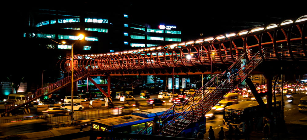 ponte azul e marrom durante a noite