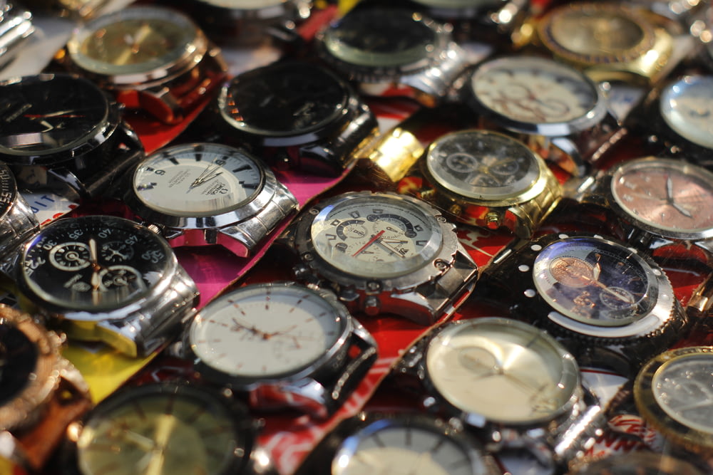a bunch of watches sitting on top of each other
