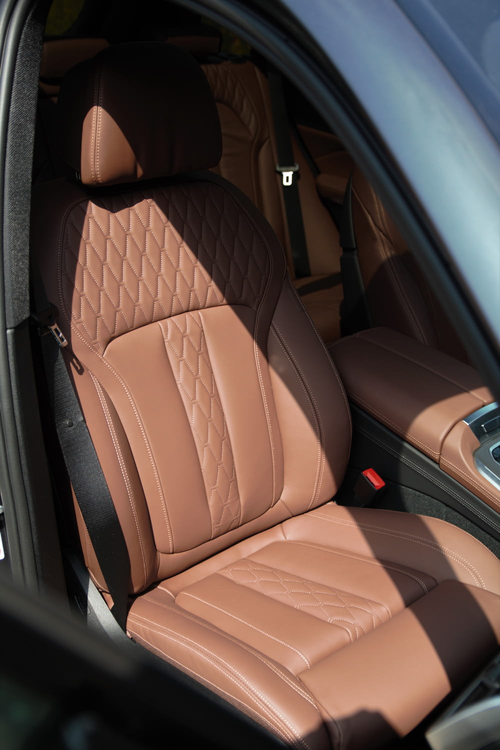 brauner Leder-Autositz im Auto
