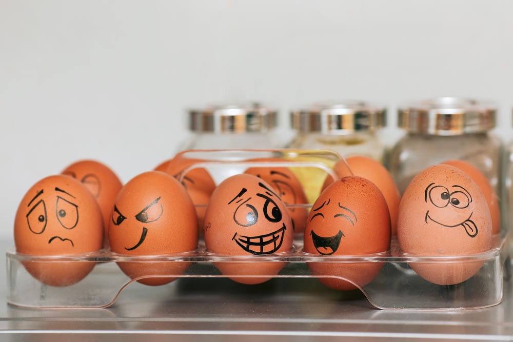 orangefarbenes und weißes Ei auf Edelstahlgestell