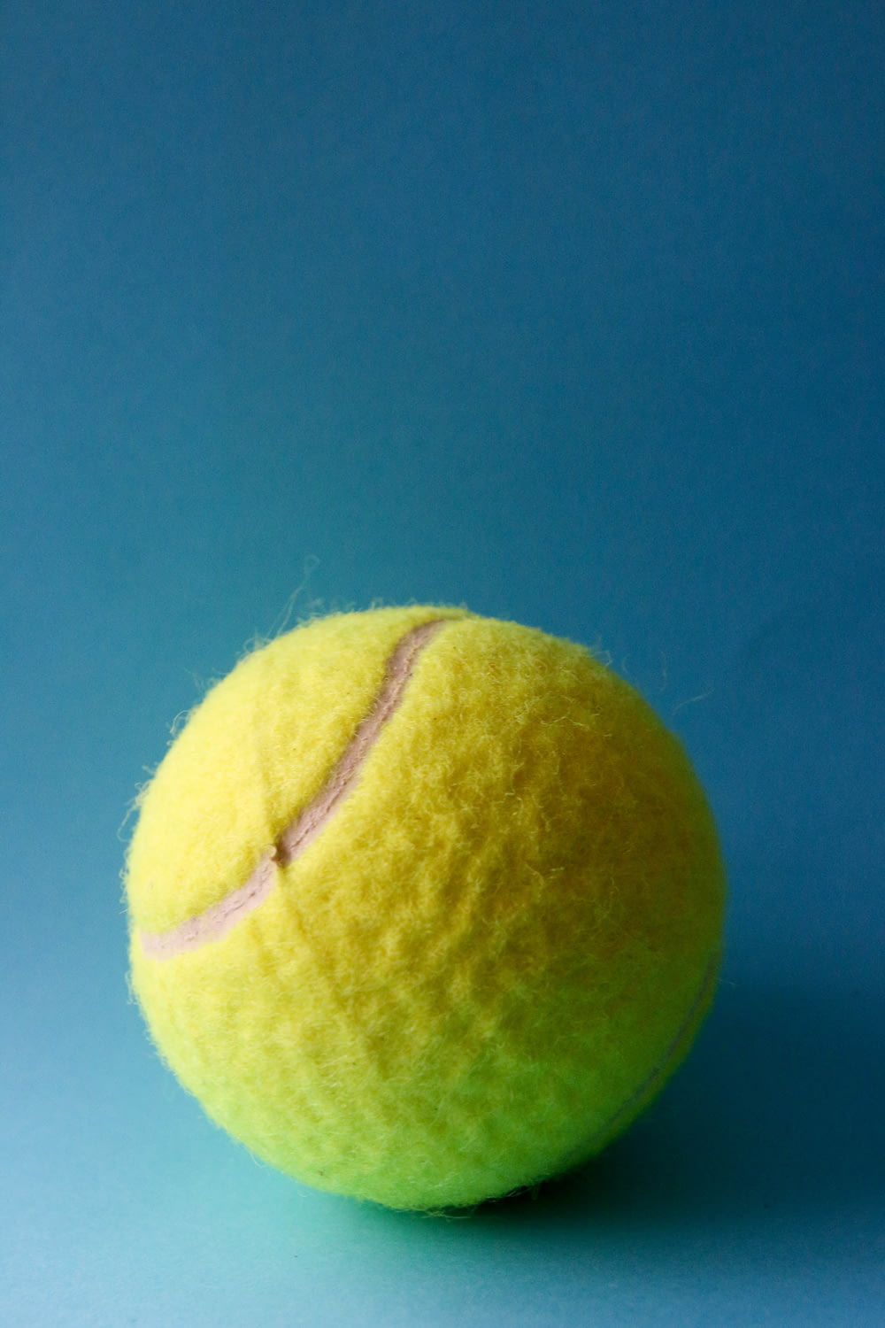 파란 직물에 녹색 테니스 공