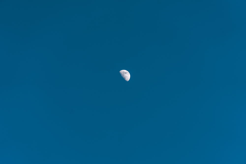 meia-lua no céu