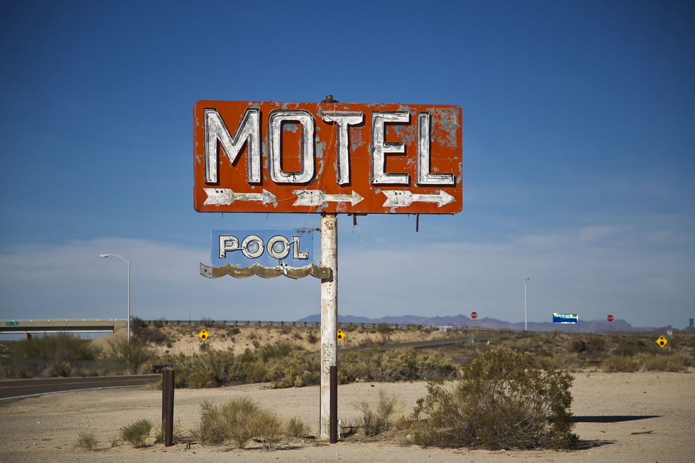 a motel sign in the middle of a desert