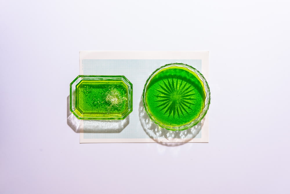 contenitore in plastica verde e bianca