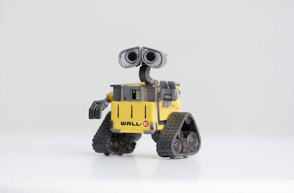 brinquedo robô amarelo e preto
