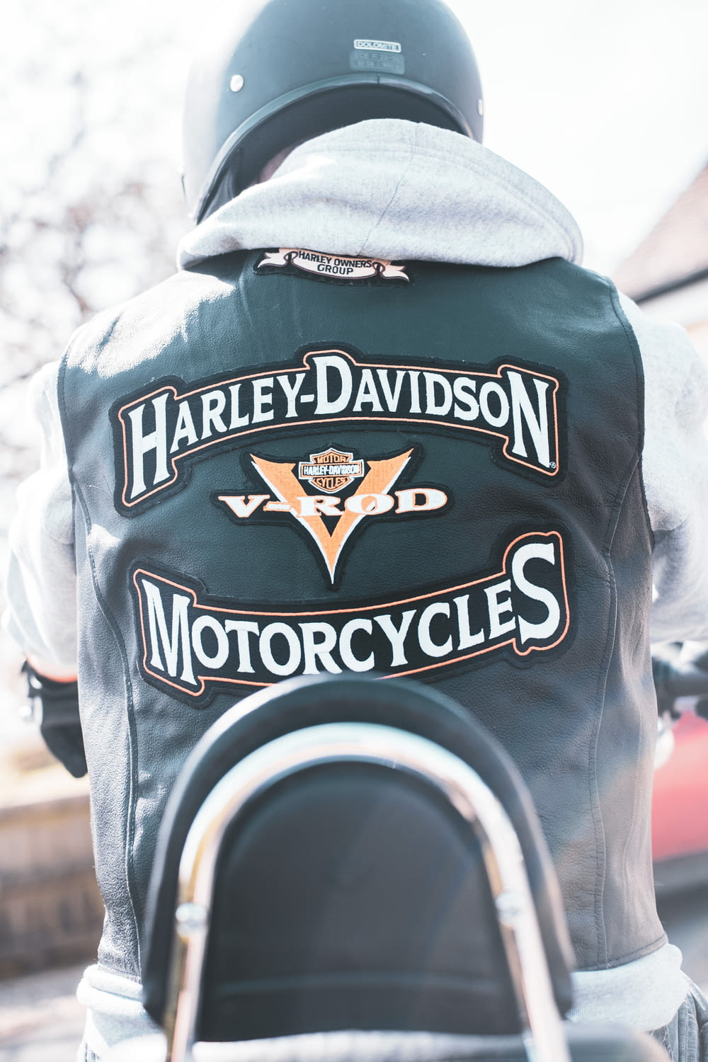 La schiena di un uomo che indossa una giacca da motociclista Harley Davidson