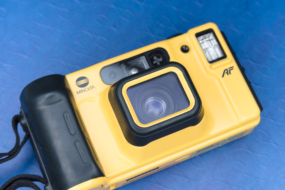 黄色と黒のポイントアンドシュートカメラ