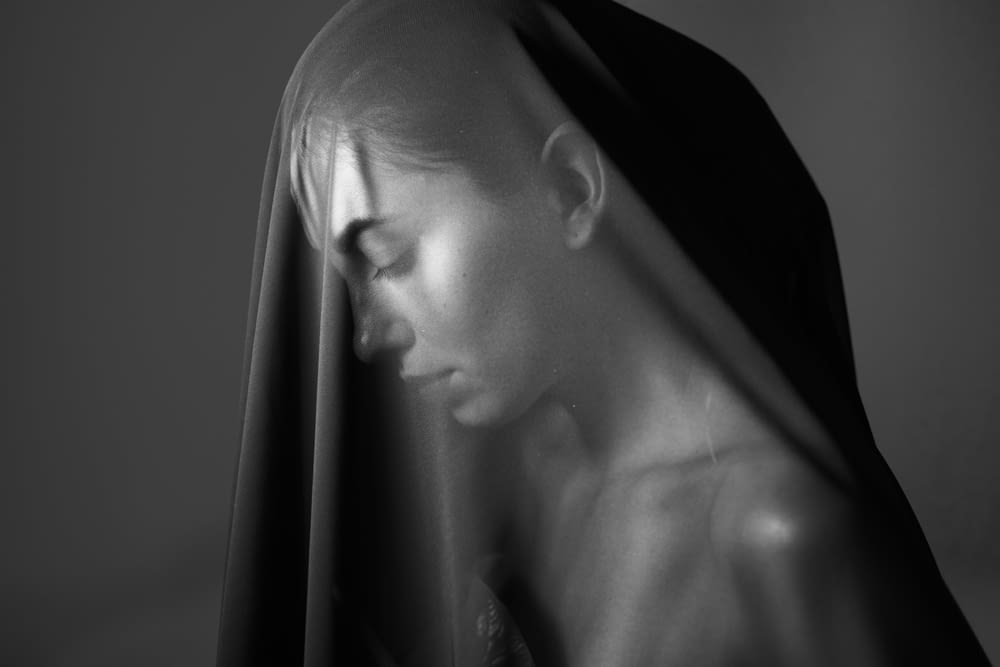 Mujer con camisa negra en fotografía en escala de grises