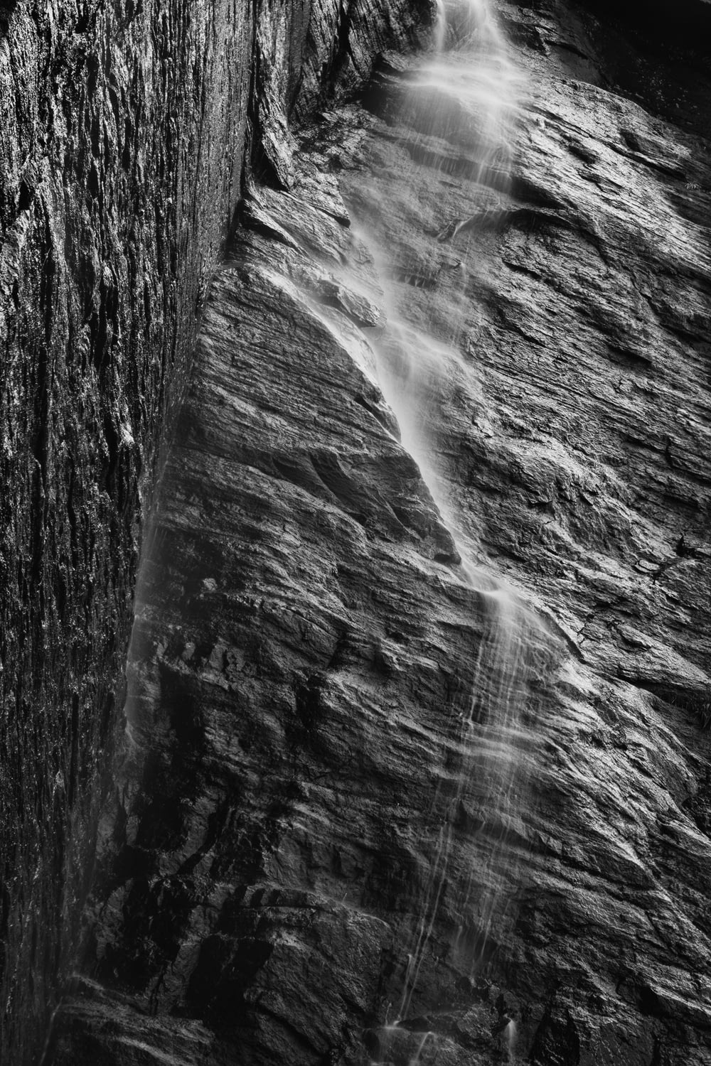 滝のグレースケール写真