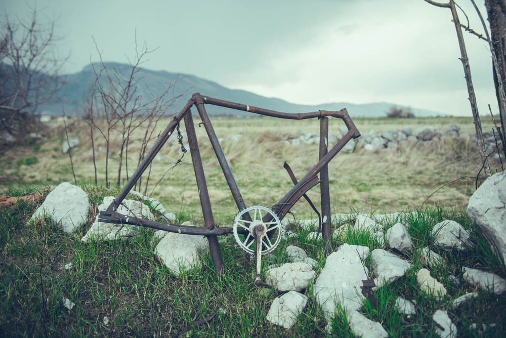 un cadre de vélo assis au sommet d’un champ verdoyant