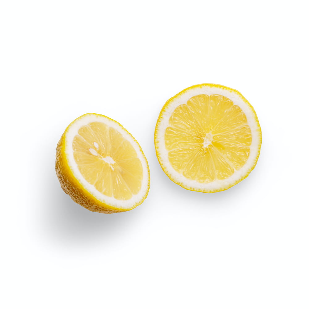 흰색 바탕에 얇게 썬 오렌지 과일