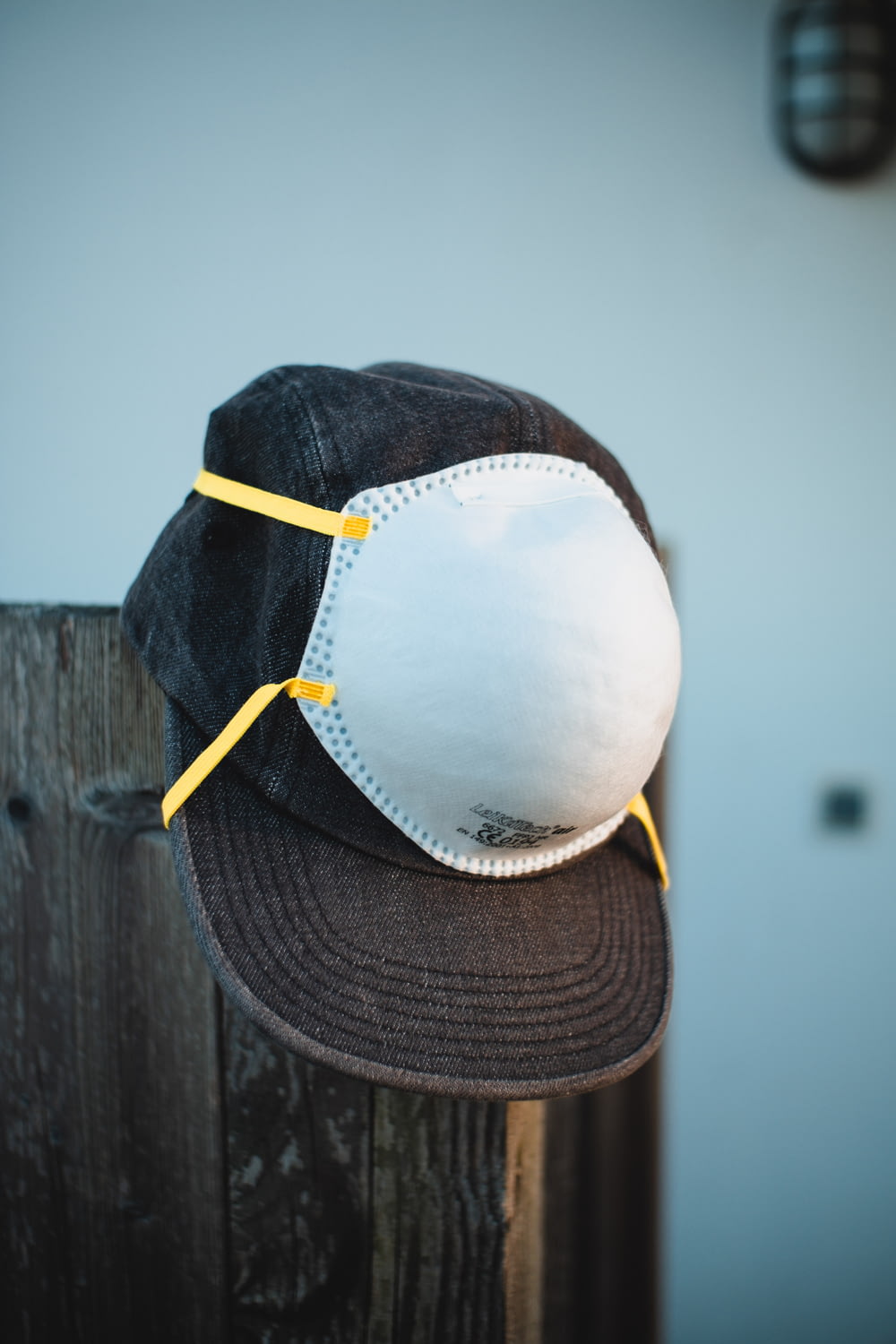 Persona con gorra de béisbol blanca y negra