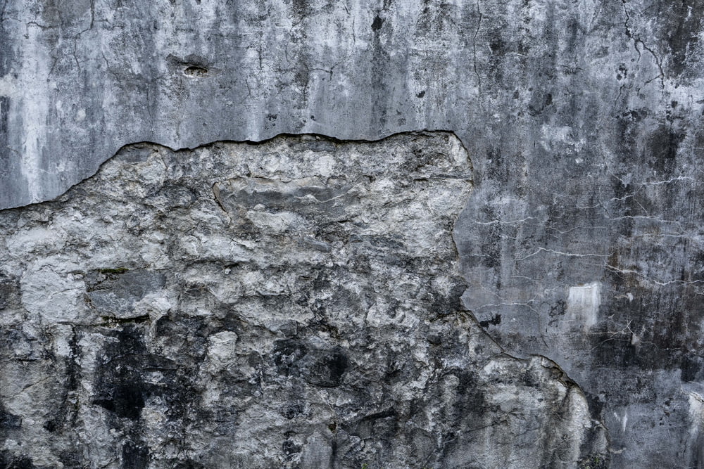 muro di cemento grigio e nero