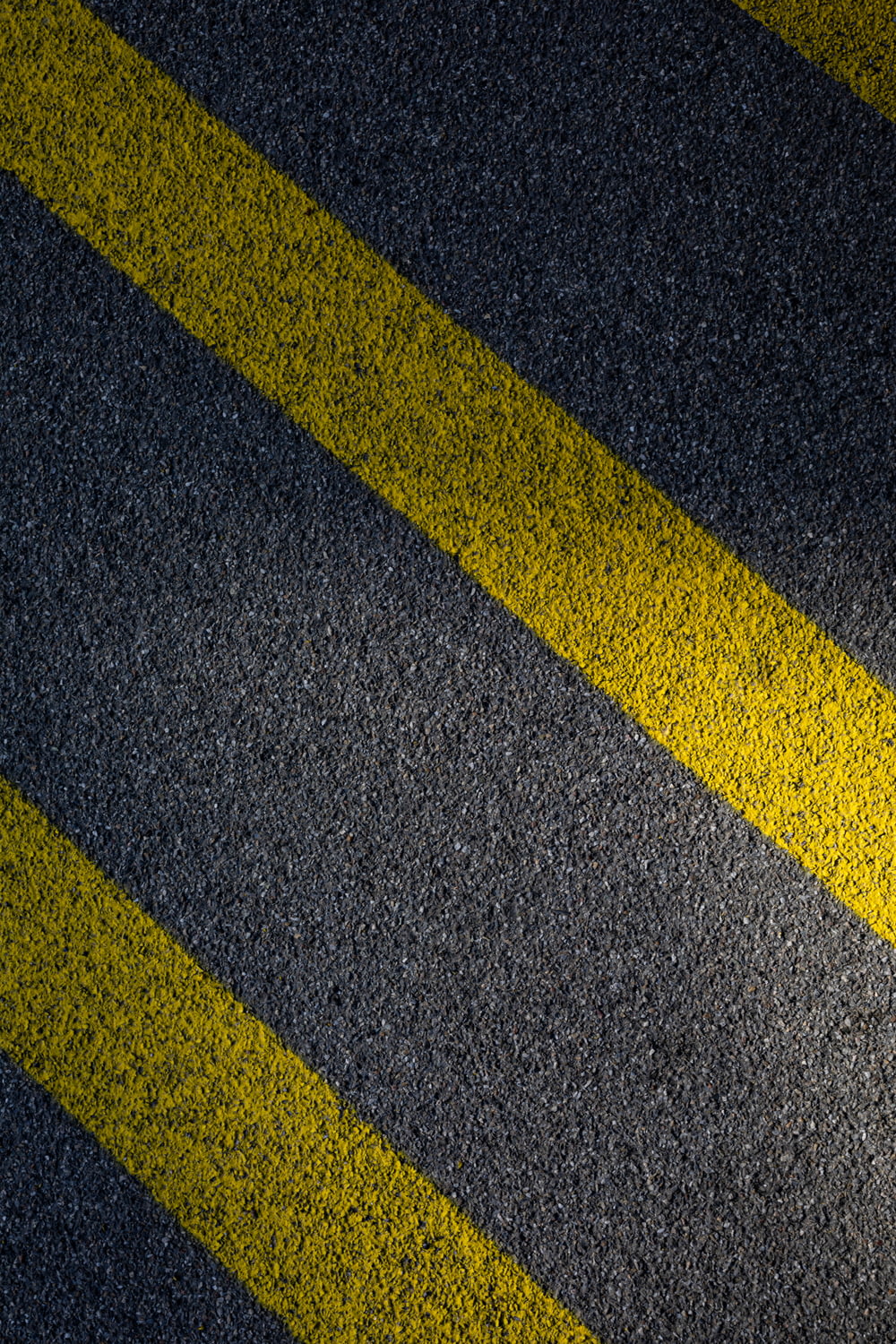linha preta e amarela no pavimento de concreto cinza