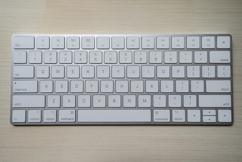 teclado de computador prateado e branco