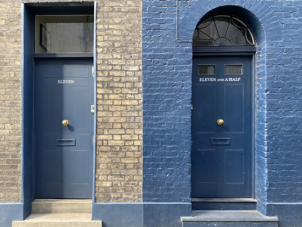 Porta di legno blu su edificio in mattoni marroni