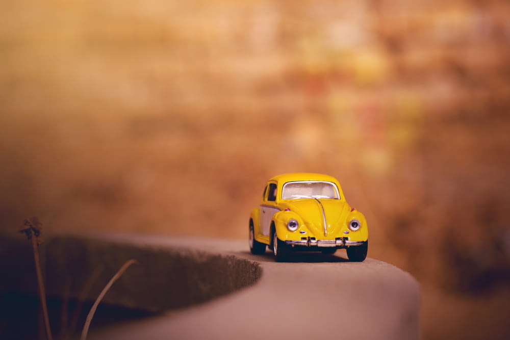 노란색과 검은 색 자동차 스케일 모델