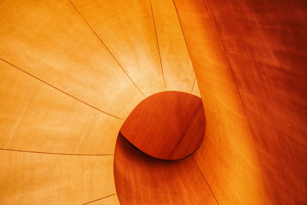 brauner runder Holztisch auf braunem Holzboden