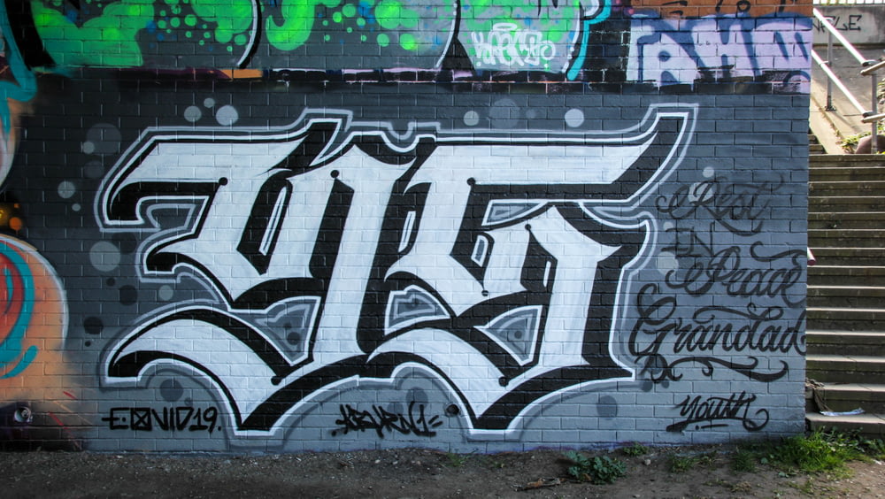 grafite preto e branco na parede