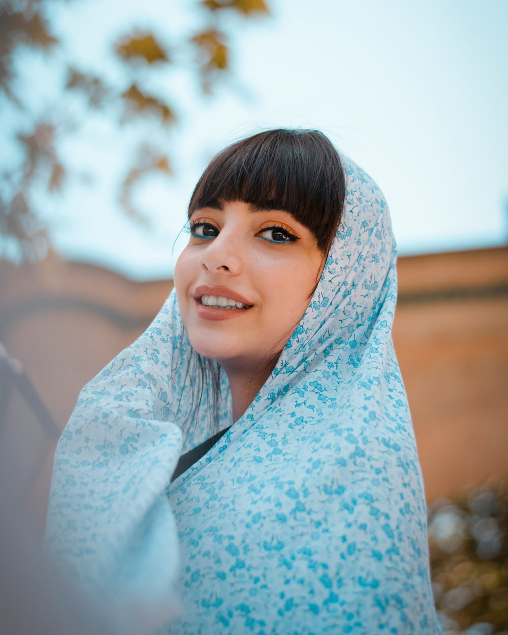 Mujer con hiyab azul y blanco