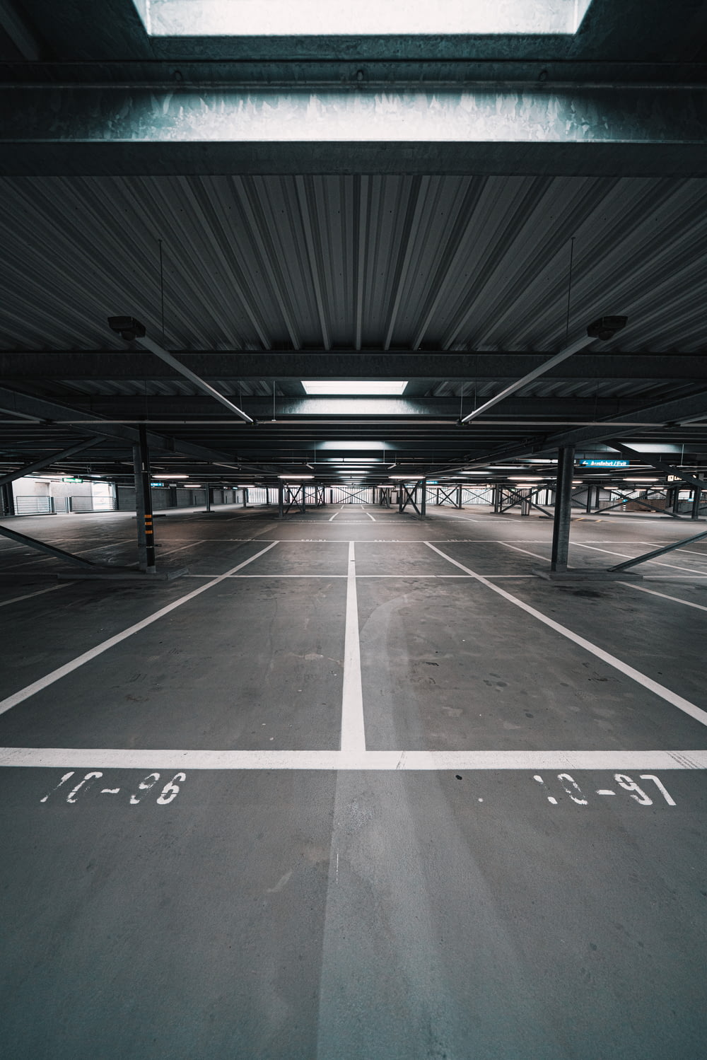 grau-weißer Parkplatz