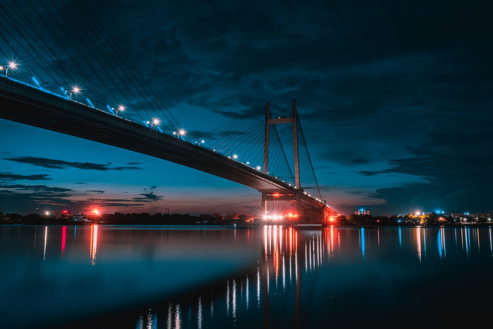 夜間の水域に架かる橋