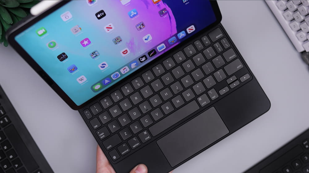 iPad noir avec clavier sur table blanche