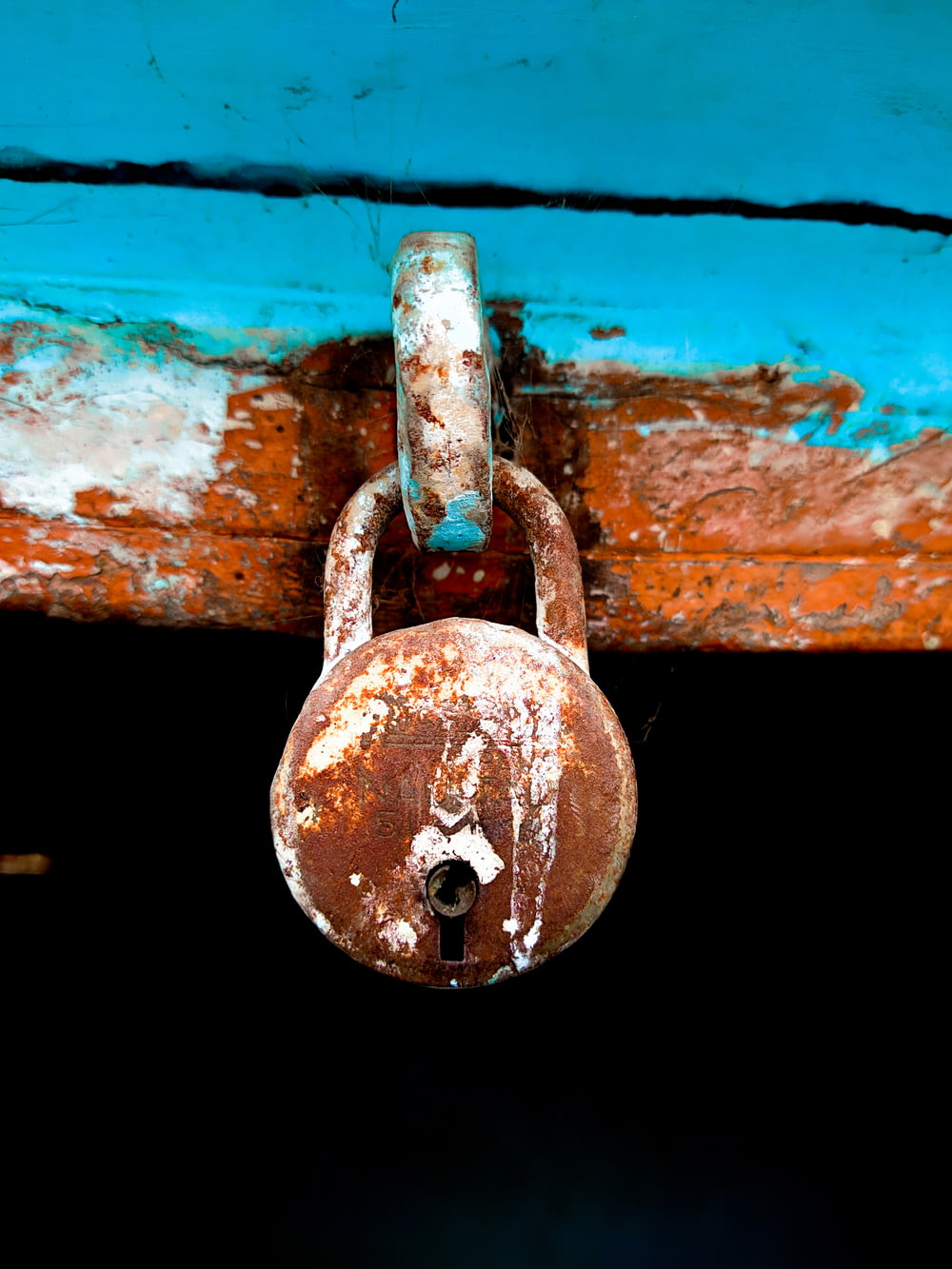 青い金属製のドアに茶色の南京錠