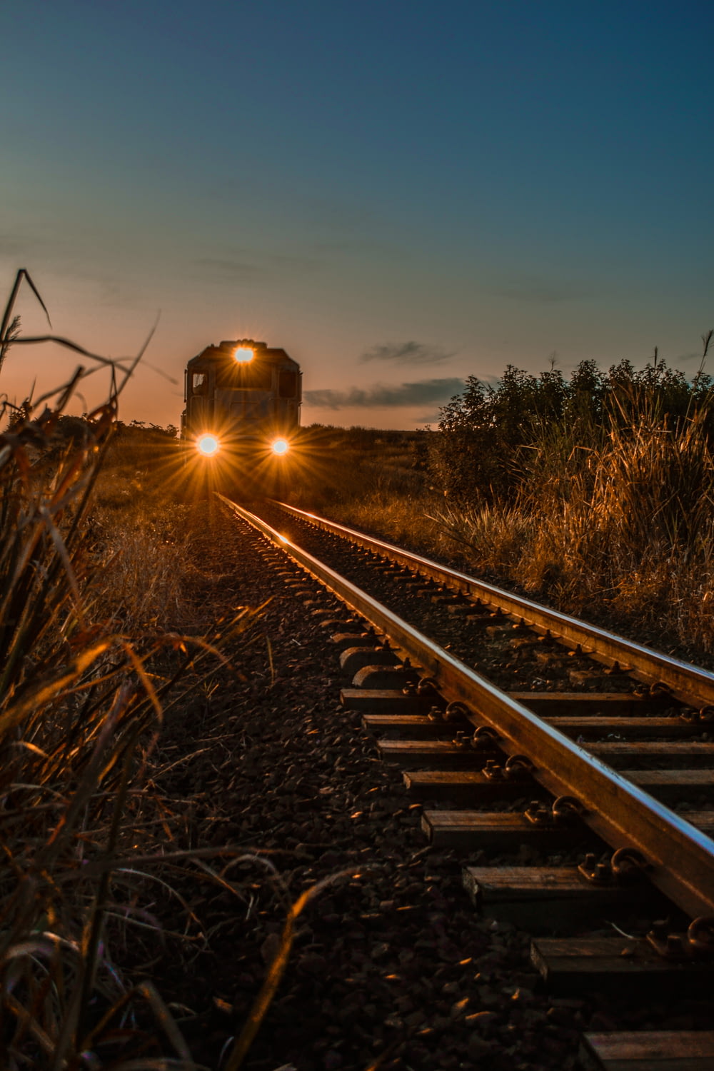 Zug auf der Schiene bei Sonnenuntergang