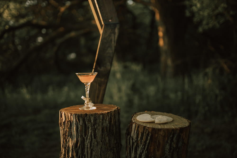 茶色の木製の丸太に透明なガラスのコップ