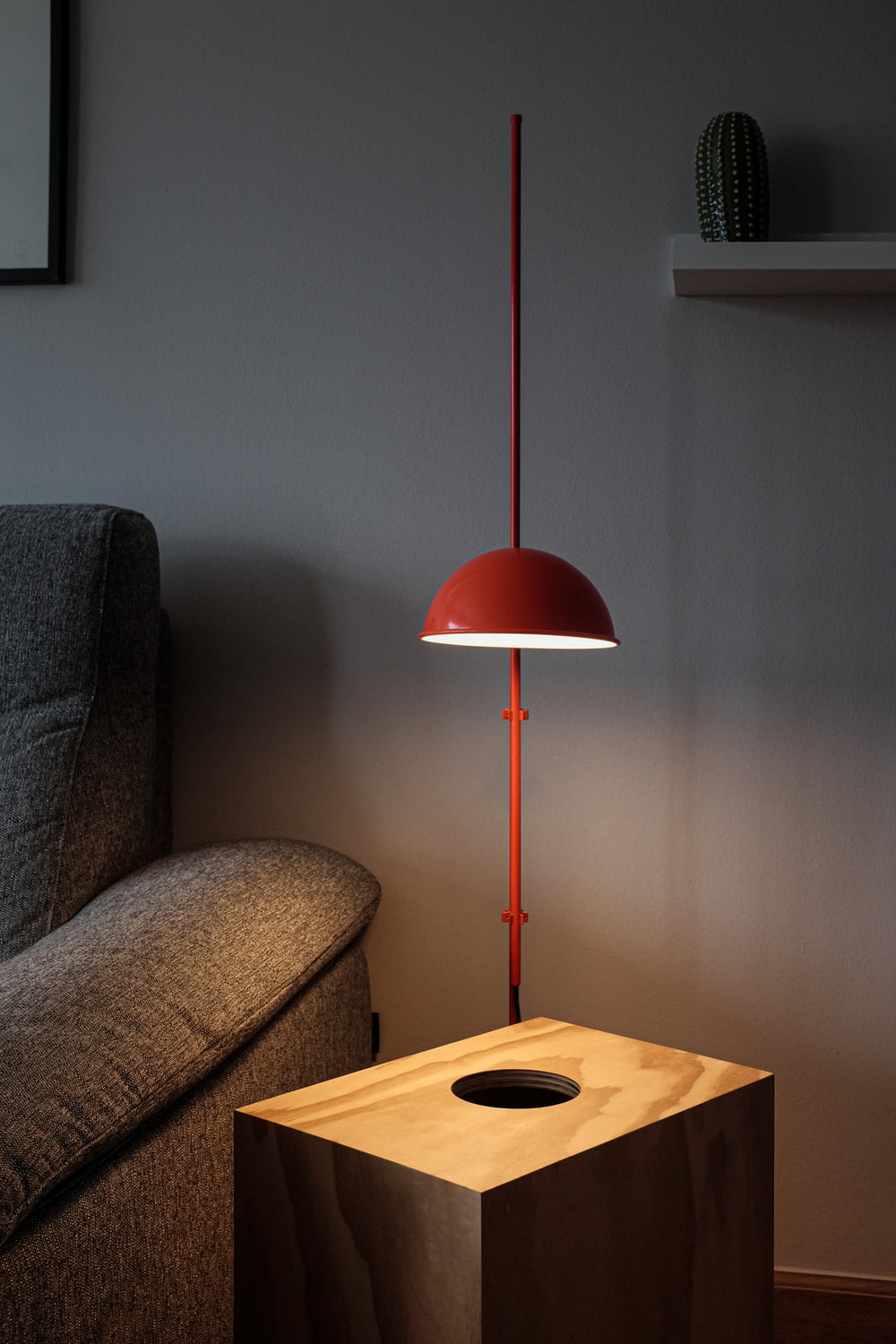lampada da tavolo rossa su tavolo in legno marrone