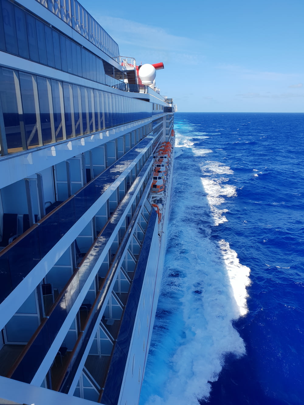 weißes und blaues Schiff tagsüber auf See