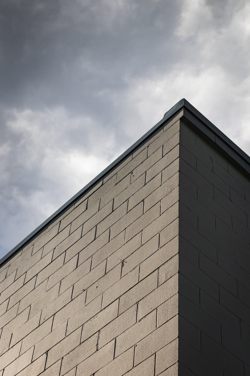 parede de tijolo marrom sob o céu azul durante o dia