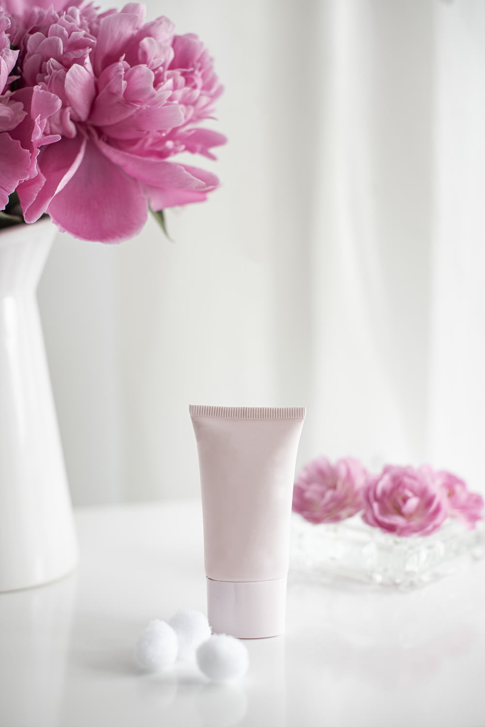 白い陶器の花瓶にピンクの花