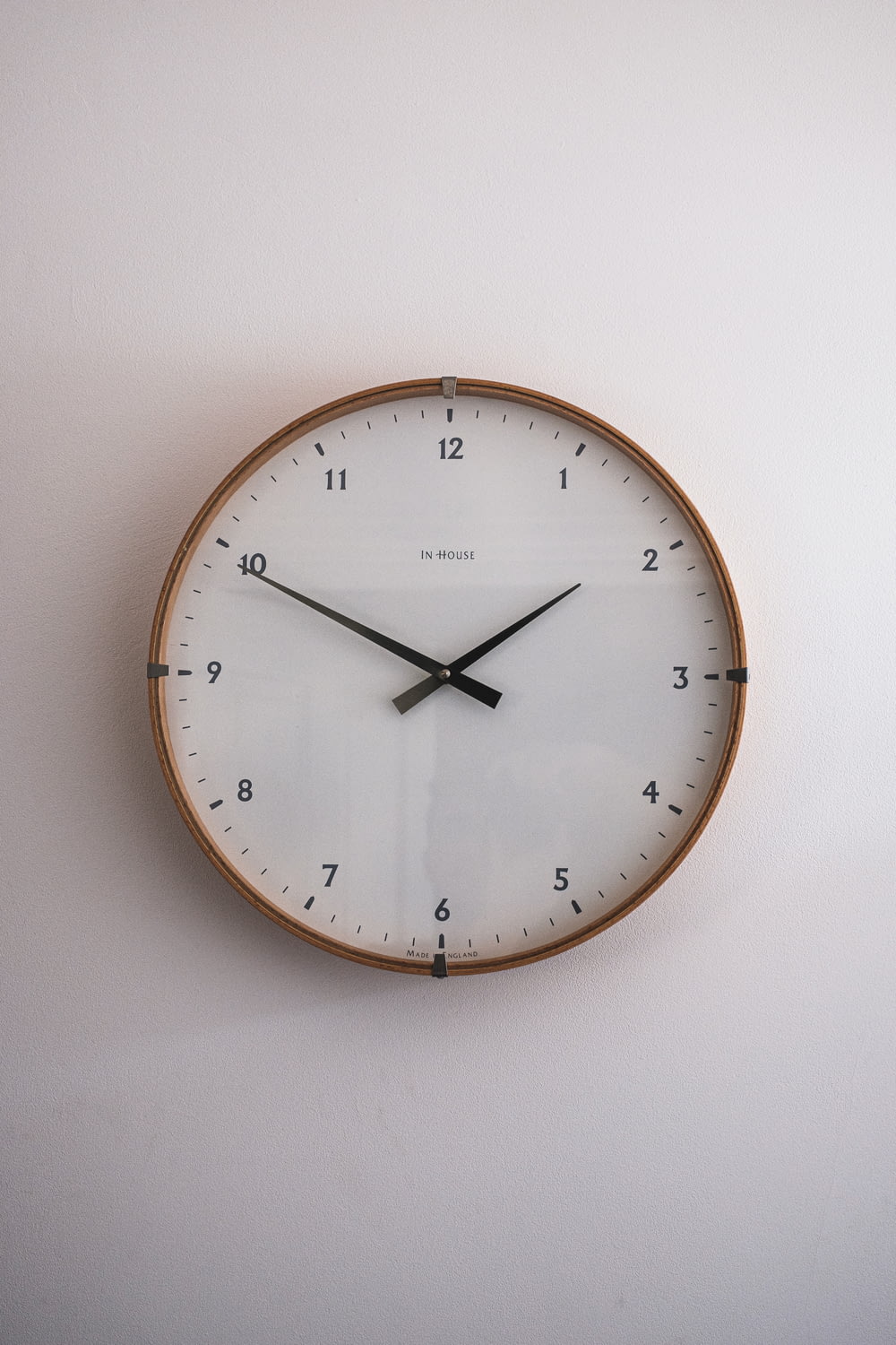 Horloge murale analogique ronde argentée à 10h00