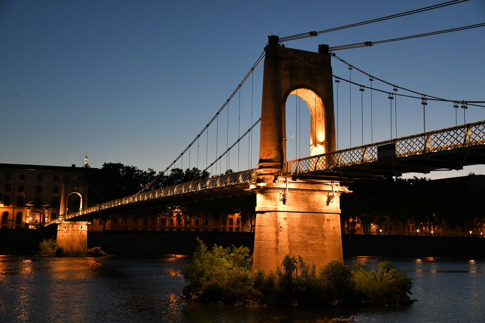 Braune Brücke über den Fluss während der Nachtzeit