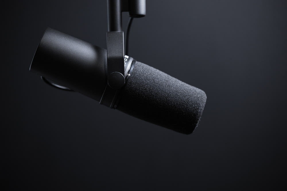 microfone preto e prateado com fundo branco